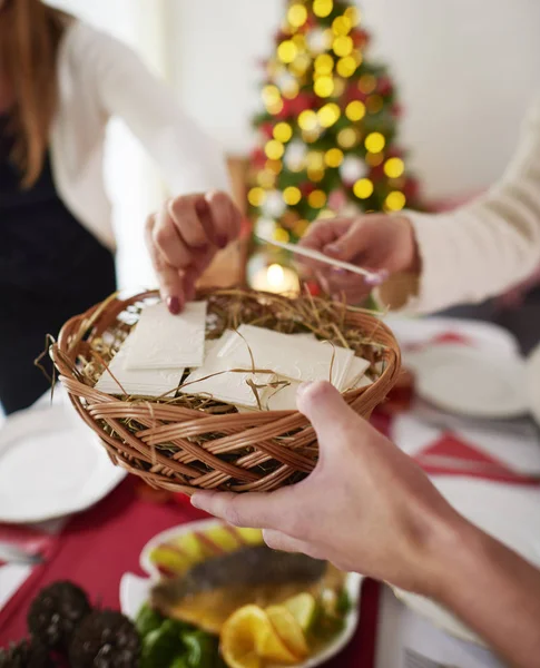 Menschen teilen sich eine Hostie — Stockfoto