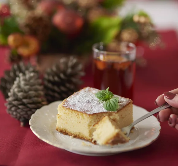 Tarta de queso y árbol de Navidad en el fondo —  Fotos de Stock