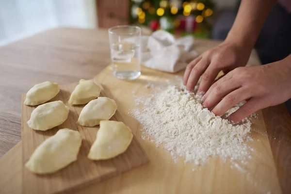 Frau macht Knödel — Stockfoto