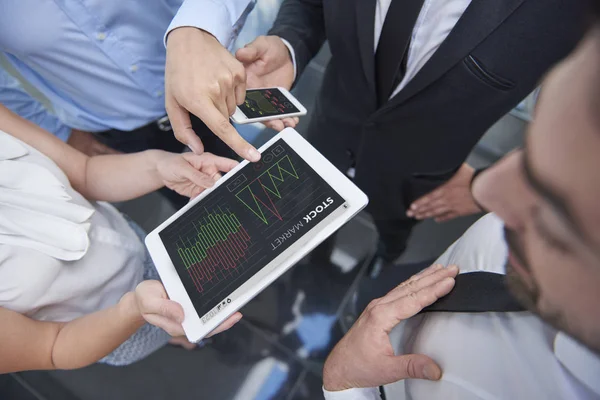 Mensen uit het bedrijfsleven een digitaal tablet surfen — Stockfoto