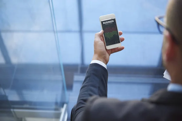 Telefone inteligente na mão de homens de negócios — Fotografia de Stock