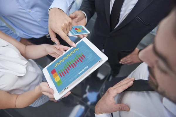 Mensen uit het bedrijfsleven een digitaal tablet surfen — Stockfoto