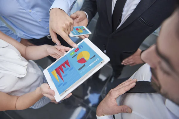 Mensen uit het bedrijfsleven een digitaal tablet surfen — Stockfoto