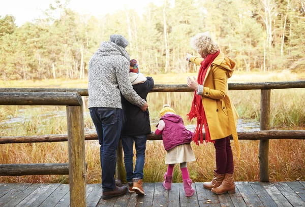 Familia Mirando el lago en el bosque — Foto de Stock