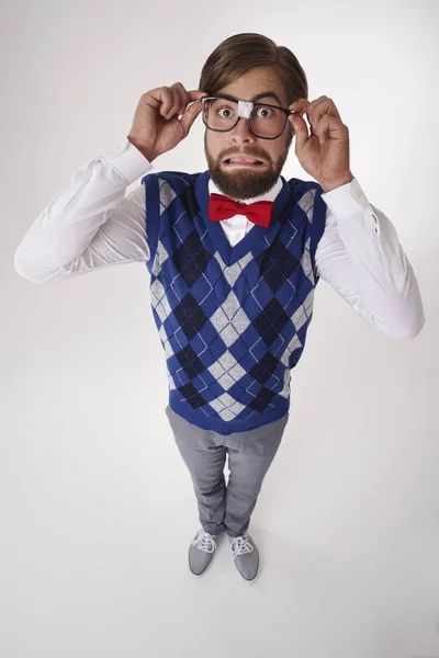 Divertido nerd posando en estudio —  Fotos de Stock