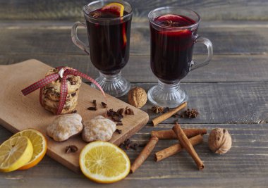 Bir kadeh sıcak şarap. 