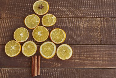 Noel ağacı şeklindeki limon dilimleri