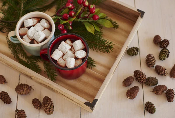 Röda och vita koppar med marshmallow — Stockfoto