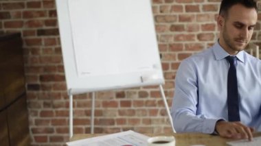 Bilgisayarda çalışan adam. 