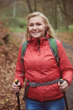 Ormanda yürüyüş yapan kadın.
