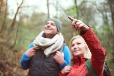 kadın ve adam hiking 