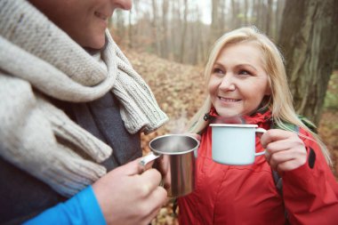 erkek ve kadın içme sıcak çay ısınmak için