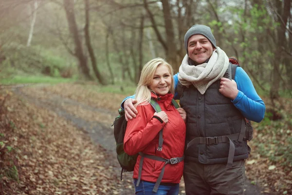 女と男のハイキング — ストック写真