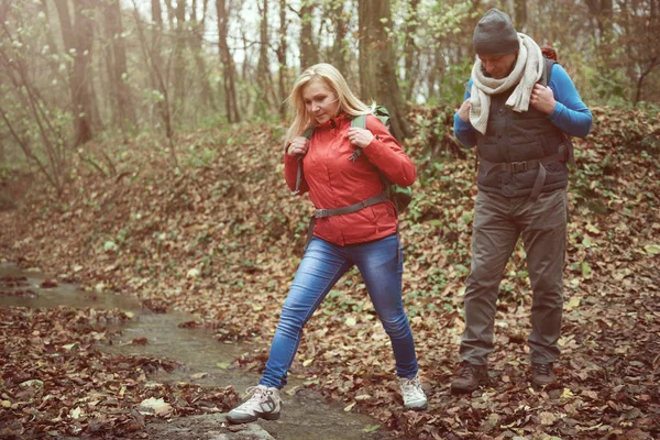 Frau und Mann wandern — Stockfoto