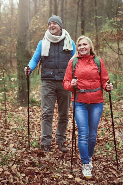 Mujer y hombre senderismo — Foto de Stock