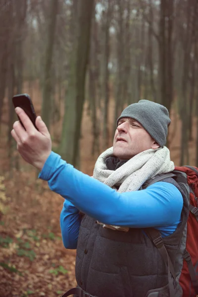 Uomo che utilizza il telefono cellulare — Foto Stock