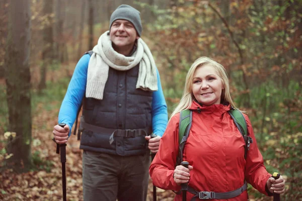 Caminhadas de casal no outono — Fotografia de Stock