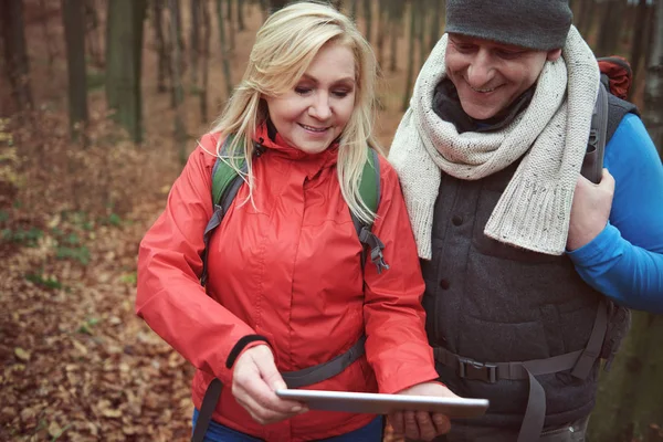 Paar nutzt digitales Tablet — Stockfoto