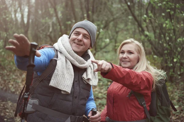 Sonbaharda hiking Çift — Stok fotoğraf