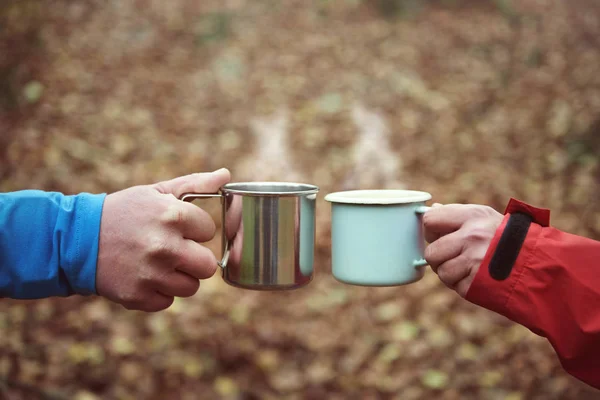 Personas que beben té caliente para calentar —  Fotos de Stock