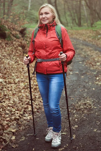 Ormanda yürüyüş yapan kadın. — Stok fotoğraf