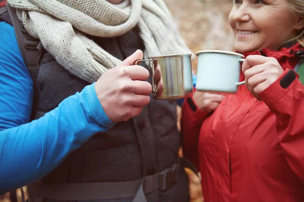 Personas que beben té caliente para calentar —  Fotos de Stock