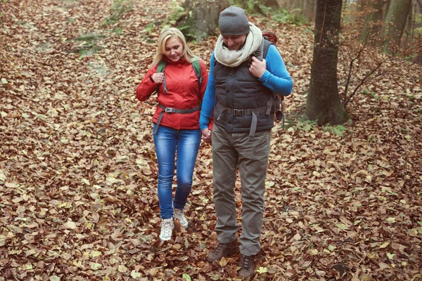 Paar wandert im Herbst — Stockfoto