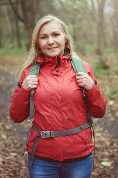 森の中をハイキングする女性は — ストック写真