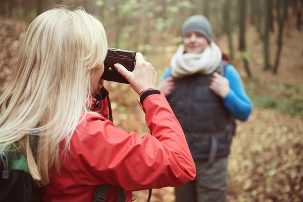 Couple mature prenant des photos — Photo