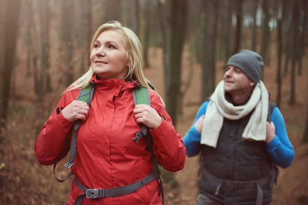 Wandelen in de herfst (echt) paar — Stockfoto