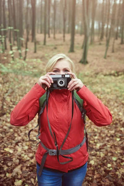 Woman Looking for something to be photographed — Stock Photo, Image