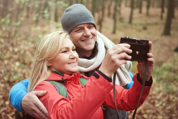 Mature couple taking pictures — Stock Photo, Image