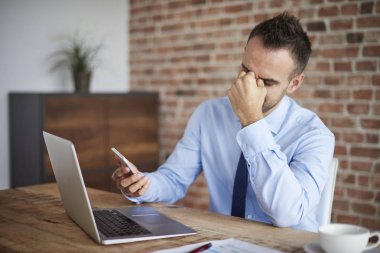 ofiste çalışkan adam