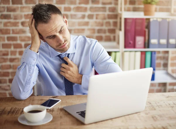 Homme travaillant dur au bureau — Photo