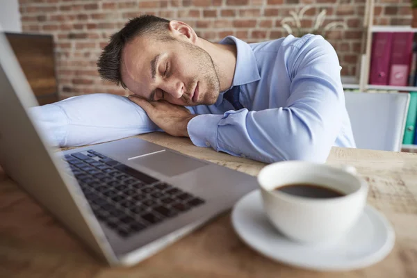 Uomo d'affari in pausa in ufficio — Foto Stock