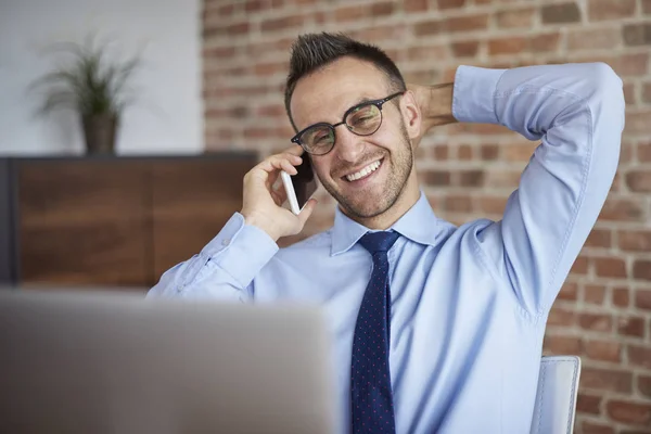 Biznesmen rozmawiający przez telefon — Zdjęcie stockowe