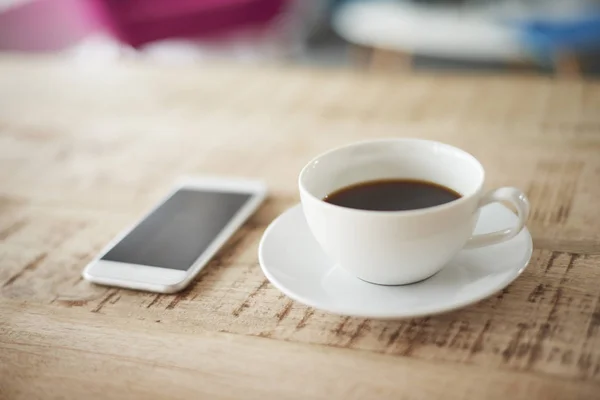 Mobilní telefon a káva — Stock fotografie
