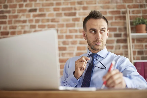 Homme travaillant dur au bureau — Photo