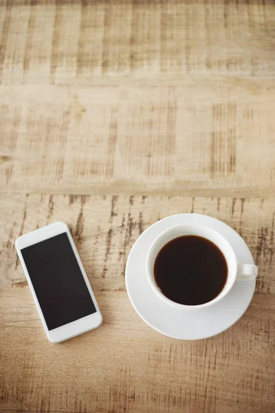 Teléfono móvil y café — Foto de Stock