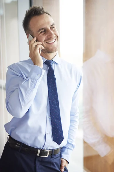 Forretningsmann som snakker i telefonen – stockfoto