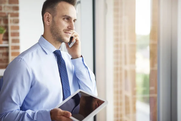 Empresário falando ao telefone — Fotografia de Stock