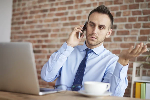 Uomo d'affari che parla al telefono — Foto Stock