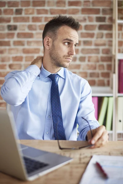 Homme travaillant dur au bureau — Photo