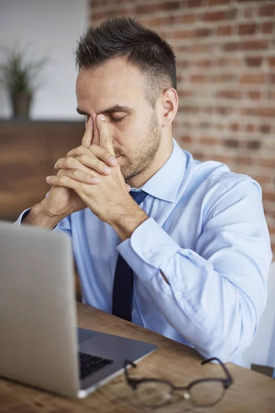 Uomo che lavora sodo in ufficio — Foto Stock