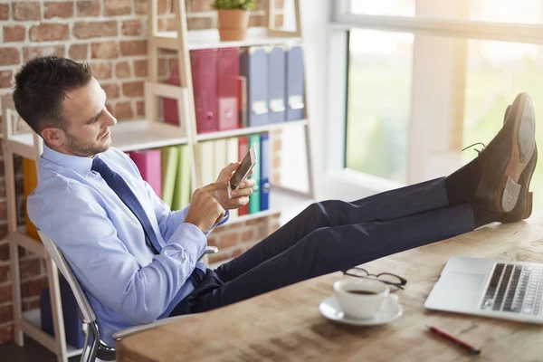 Homme d'affaires en pause au bureau — Photo