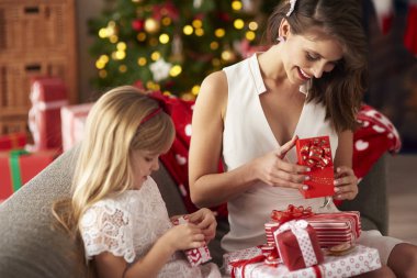  Anne ve kızı hediye paylaşımı
