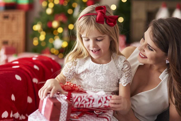 Mãe e filha com presentes — Fotografia de Stock