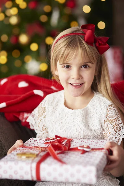 Pequeña chica rubia sosteniendo regalo —  Fotos de Stock