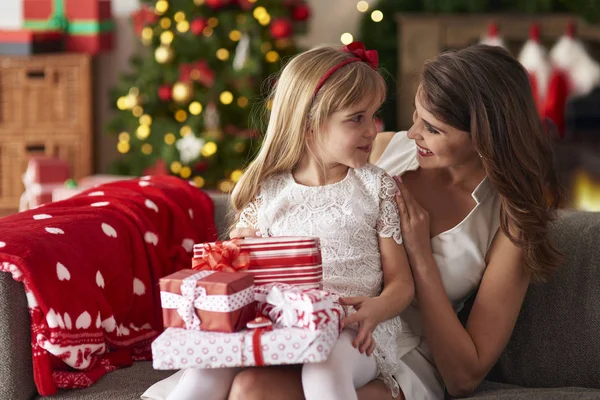 Madre e hija compartiendo regalos —  Fotos de Stock