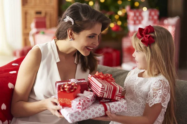 Mãe e filha compartilhando presentes — Fotografia de Stock